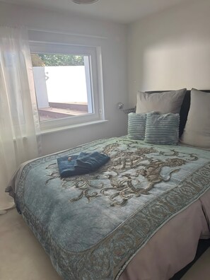 Tabla de planchar con plancha, wifi, ropa de cama