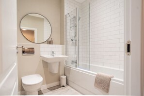 House, Smoking | 3 bedrooms - Stunning 3-bedroom Home With Free Parking (Birmingham)