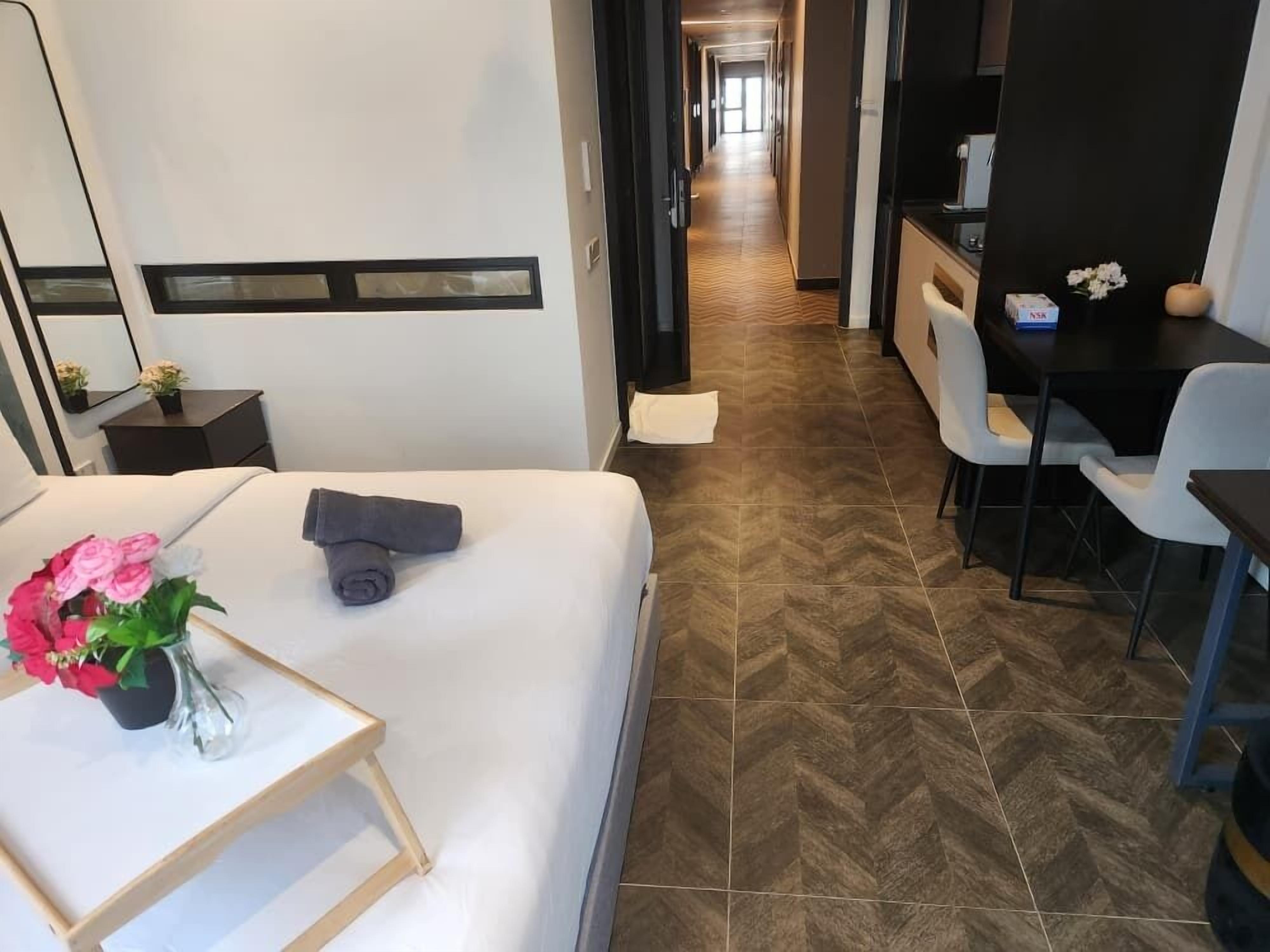 Junior Studio, City View | Ruang kerja komputer riba, seterika/papan seterika, Wi-fi percuma 