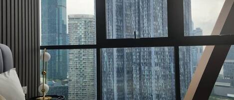 Estudi Deluxe, vistes a la ciutat | Espai de treball apte per a portàtils i planxa i posts de planxar