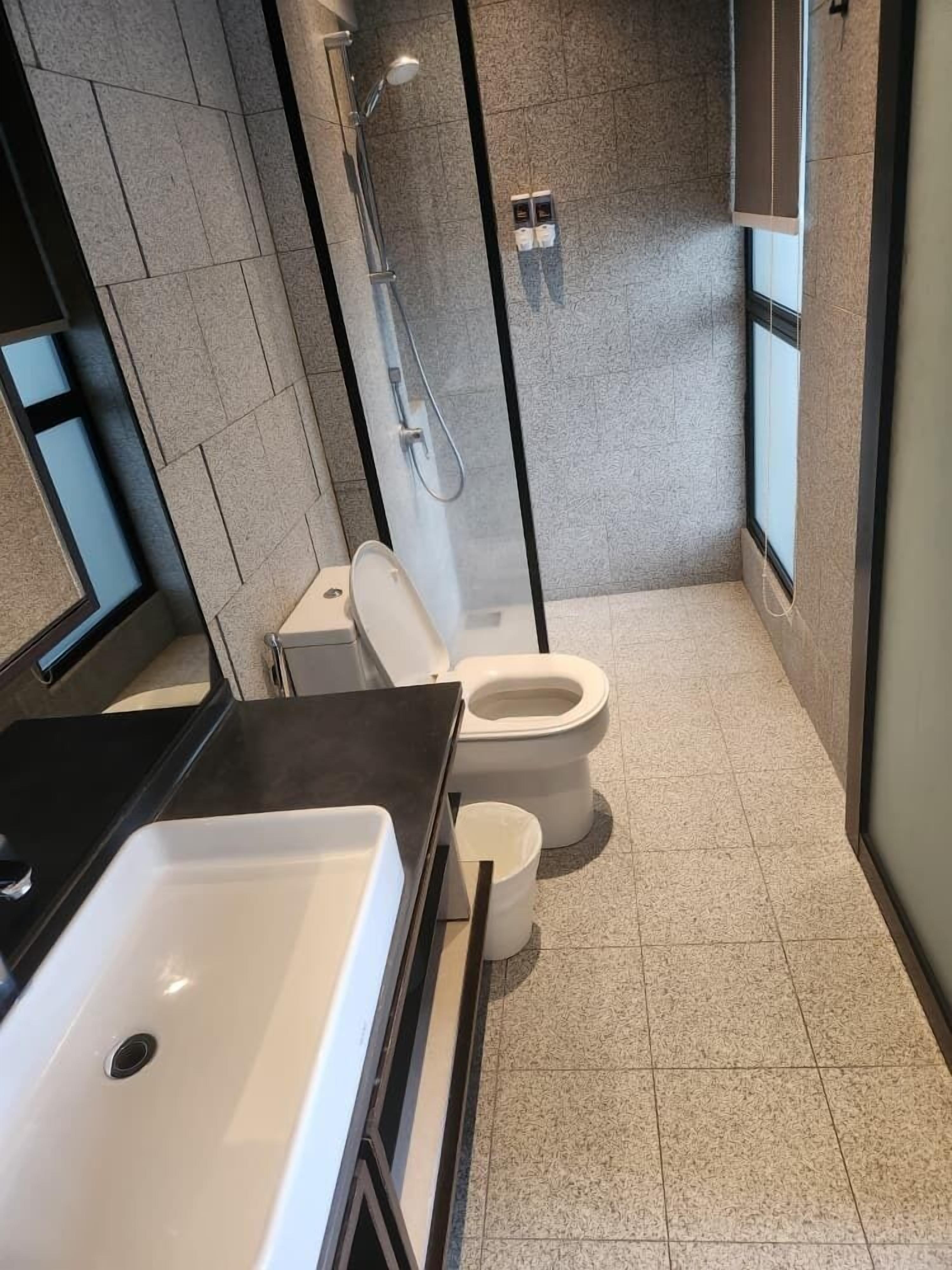 Deluxe Studio, City View | Ruang kerja komputer riba, seterika/papan seterika, Wi-fi percuma 