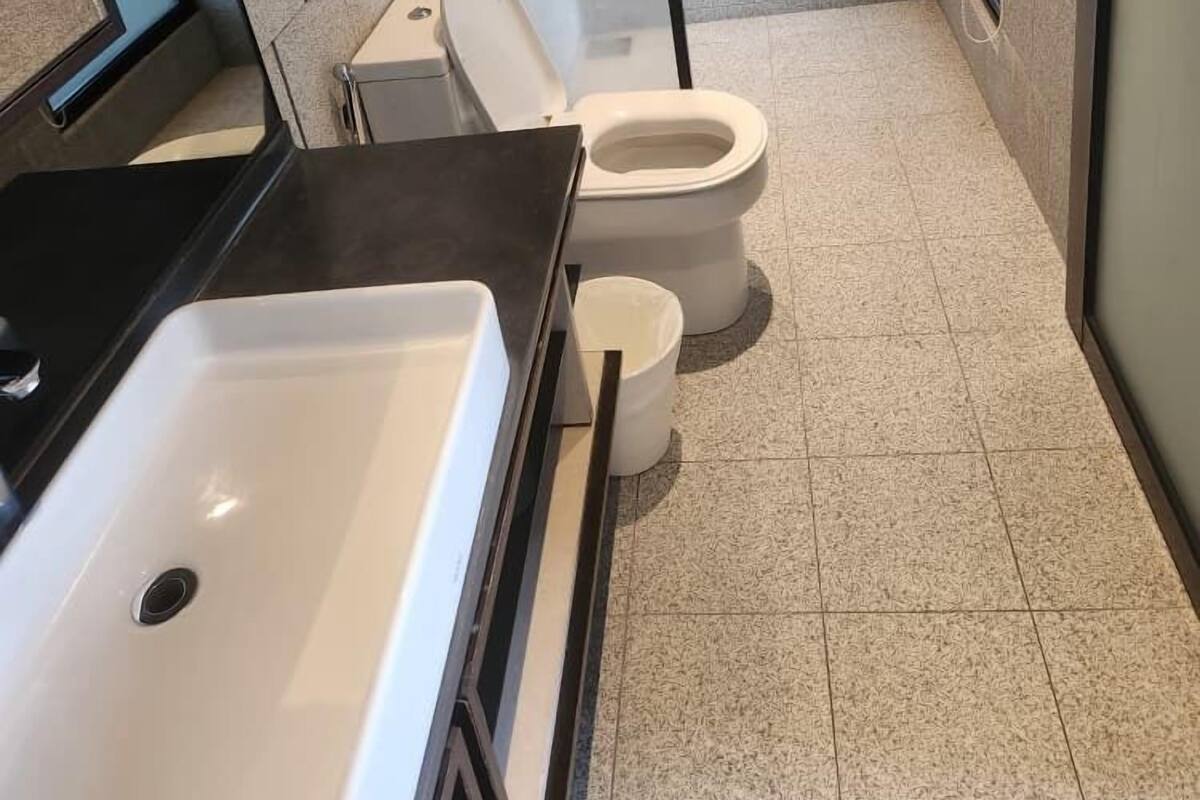 Un baño moderno con ducha, inodoro y lavamanos.