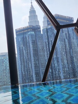 Outdoor pool - Scarletz Suites klcc by Signature Apartment (Kuala Lumpur)