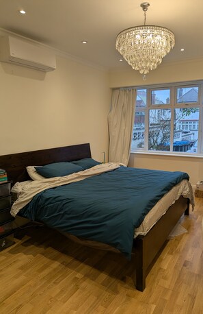 Schreibtisch, Reisekinderbett, kostenloses WLAN, Bettwäsche