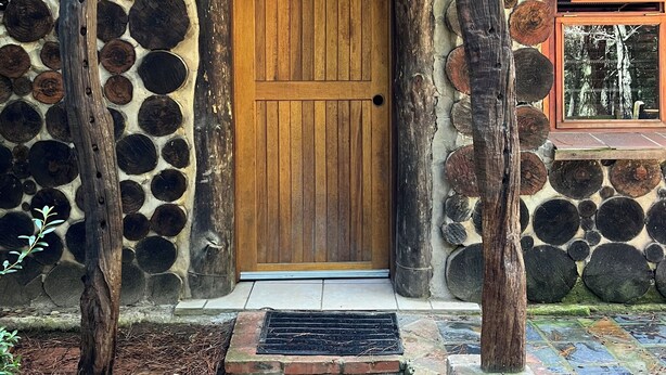 A rustic wooden door with a stone wall. - Enchanting Forest Cottage in Hogsback, village of beautiful hikes and waterfalls (Hogsback)