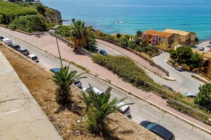 Parkeerplaatsen op het terrein