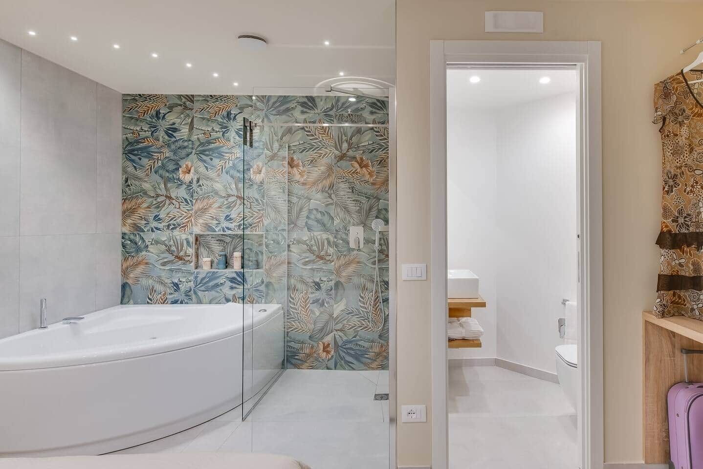Doccia, vasca idromassaggio, asciugacapelli, bidet
