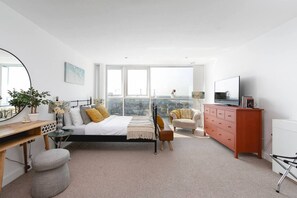 Living area - Wild Roses | The Linden Deluxe Room - ExCel (Greater London)