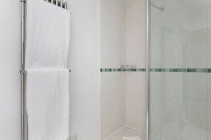 Bathroom - Wild Roses | The Linden Deluxe Room - ExCel (Greater London)