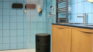 Een douche, een haardroger, handdoeken, zeep