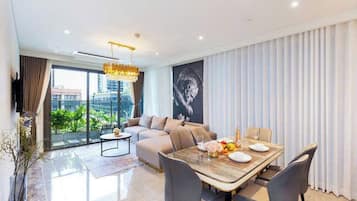 Family Suite, 3 Bedrooms, Club lounge access, River View | Premium bedding, down duvets, Select Comfort beds, free minibar