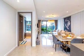 Suíte família, 3 quartos, acesso ao Club Lounge, vista para o rio | Roupas de cama premium, edredons de pluma, camas Select Comfort