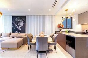 Suite familiare, 3 camere da letto, accesso al Club Lounge, vista fiume | Biancheria da letto di alta qualità, copriletto in piuma