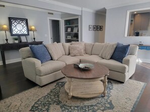 Smart TV, printers - Old Village Home w/ Huge Patio-Beach & CHS in 10 Mins! STR#ST260017 BL#20124322 (Mount Pleasant)