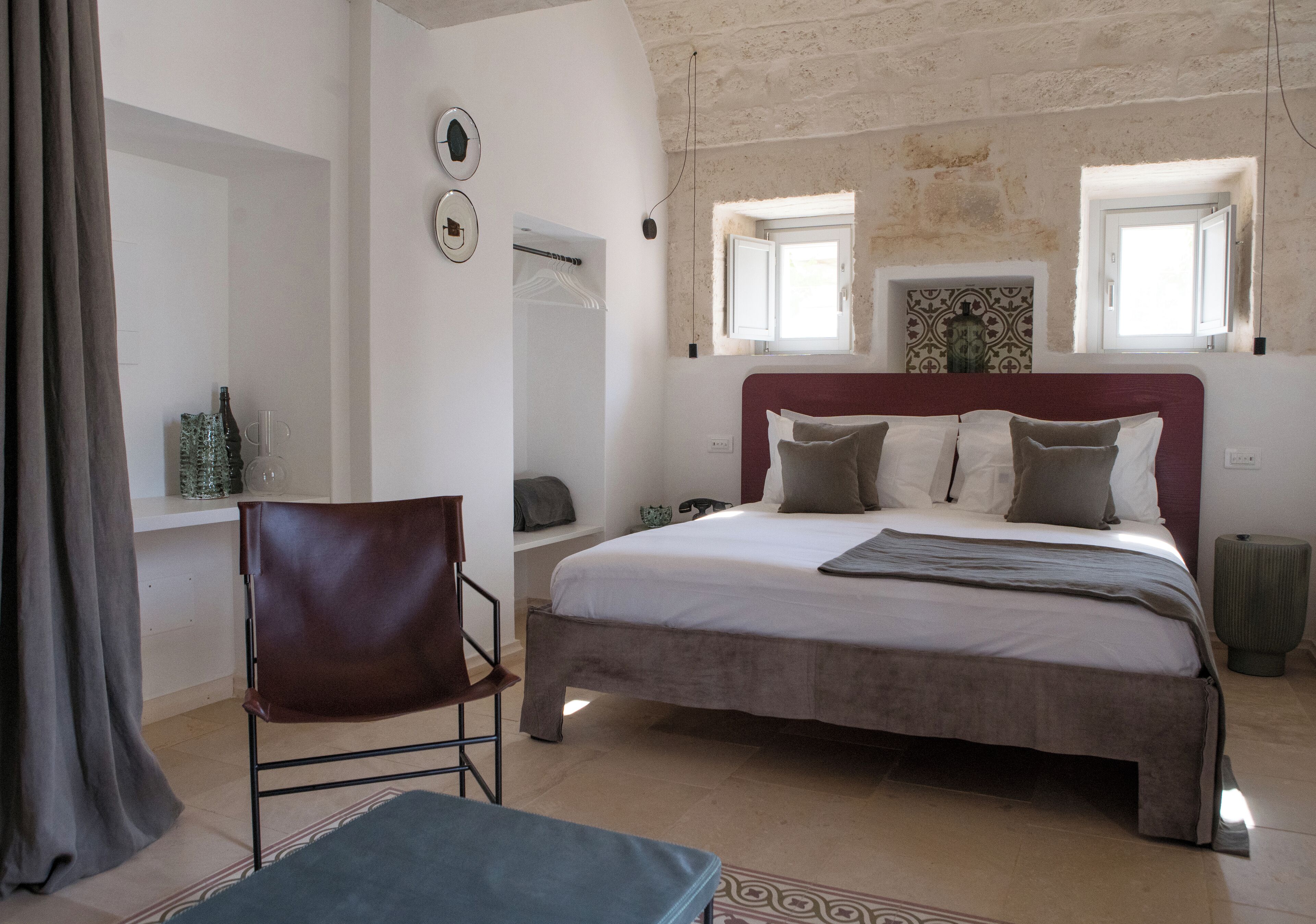 Quarto casal superior, varanda, vista para o jardim | Cofres nos quartos, escrivaninha, ferros/tábuas de passar roupa