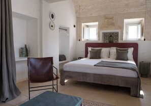 Habitación doble superior, patio, vista al jardín | Caja de seguridad en la habitación y escritorio 