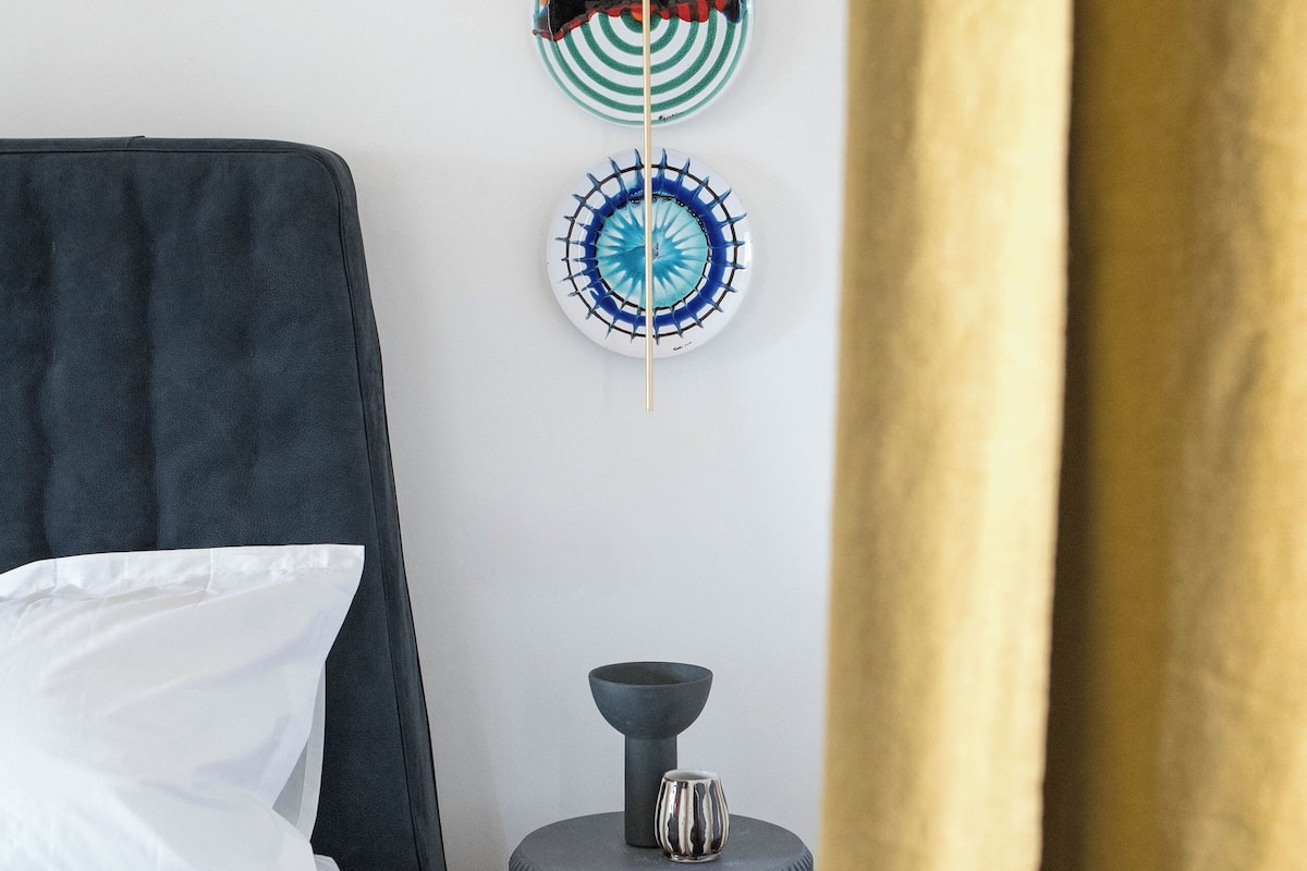 Habitación doble junior, vista al jardín | Caja de seguridad en la habitación y escritorio