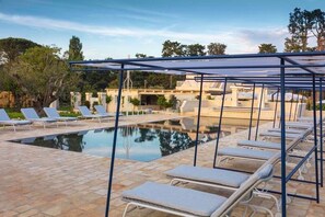 Alberca al aire libre por temporada y sombrillas en la alberca 