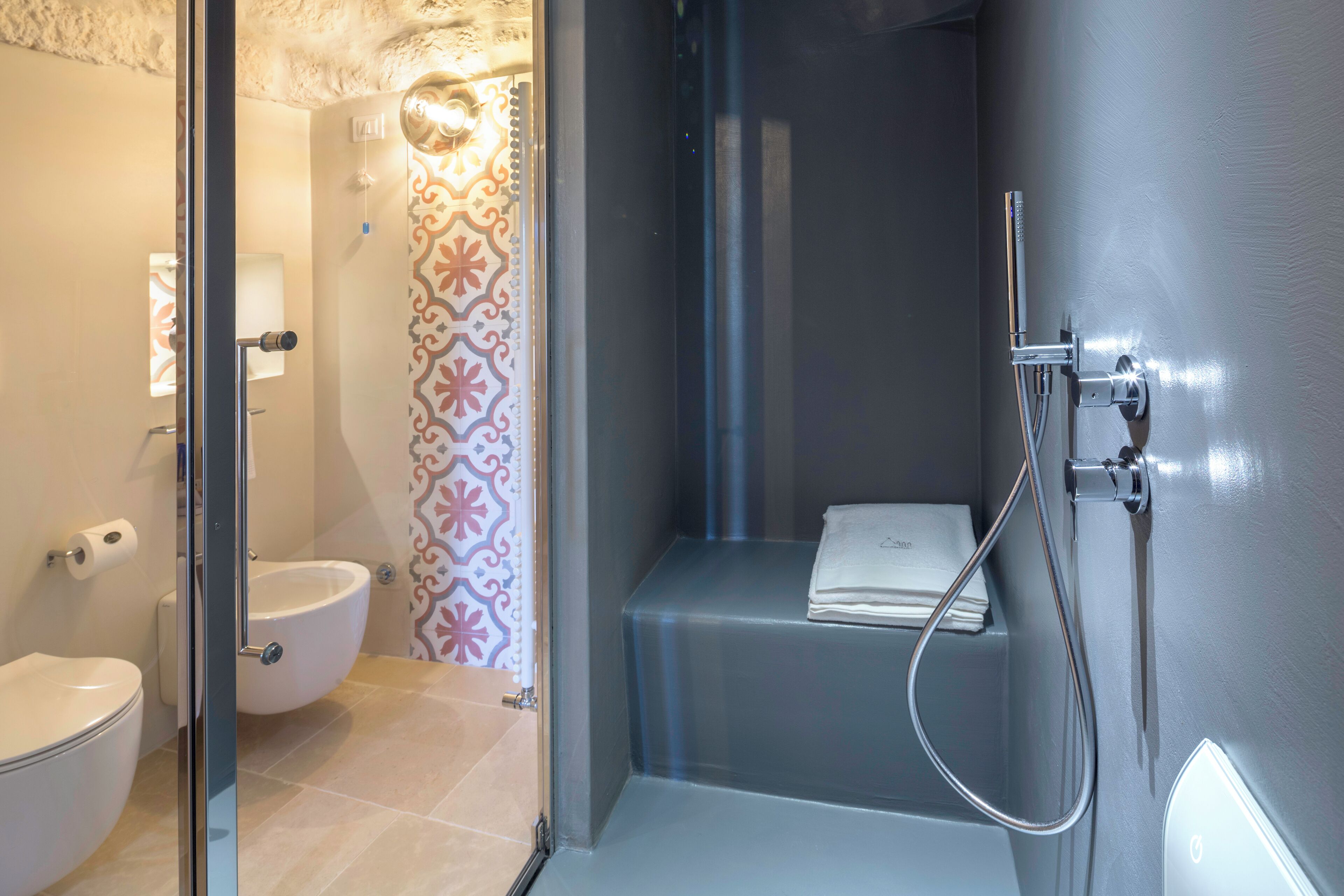 Un baño con inodoro, ducha y lavamanos.
