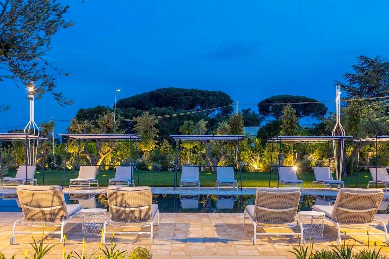 Seasonal outdoor pool, open 9:00 AM to 7:00 PM, pool umbrellas