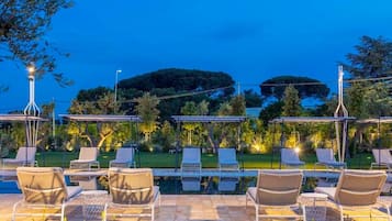 Alberca al aire libre por temporada y sombrillas en la alberca