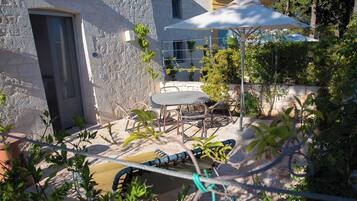 Habitación de lujo, patio, vista al jardín | Caja de seguridad en la habitación y escritorio