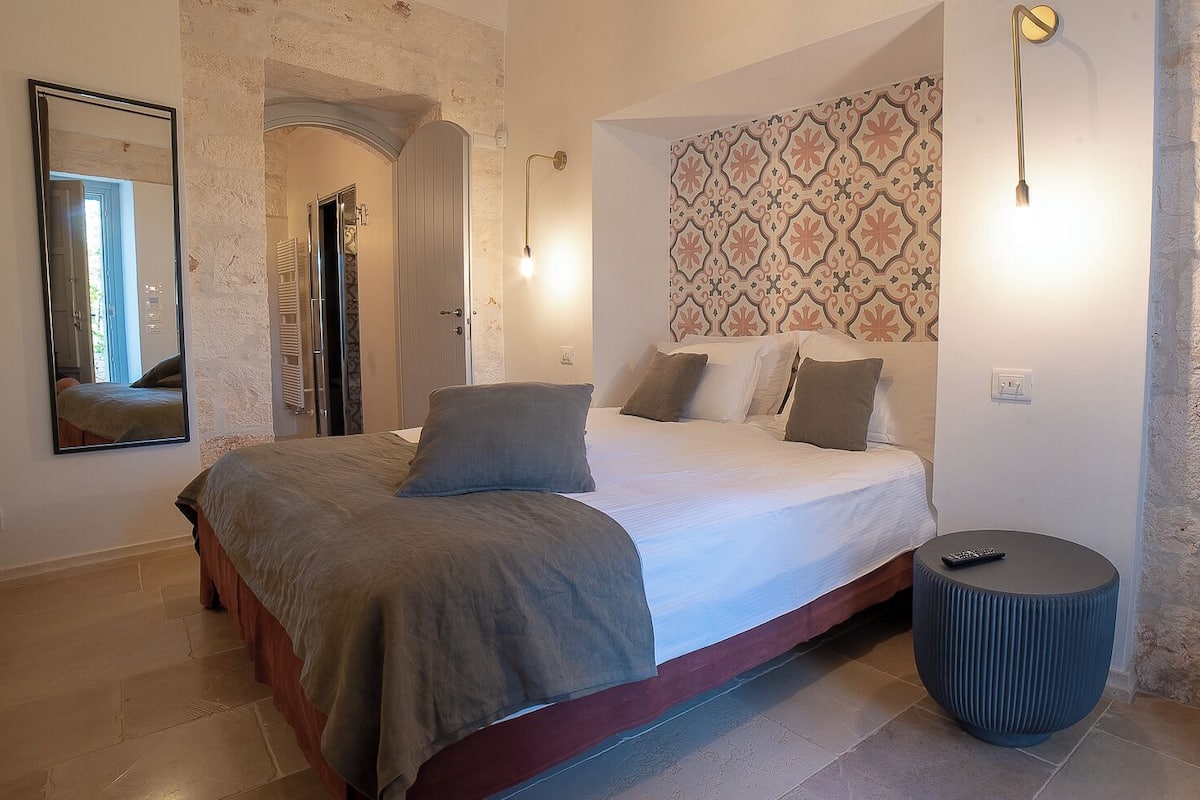 Habitación doble Deluxe, patio, vista al jardín | Caja de seguridad en la habitación y escritorio