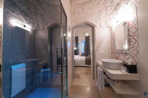 Quarto casal luxo, varanda, vista para o jardim | Banheiro | Banheira e chuveiro separados, secador de cabelo, chinelos 