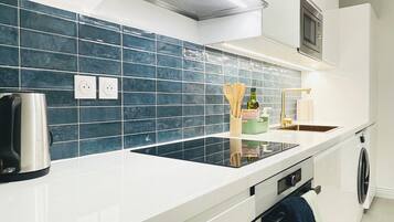 Kjøleskap, mikrobølgeovn, ovn og kokeplater