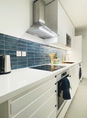 Frigorífico, microondas, horno y placa de cocina