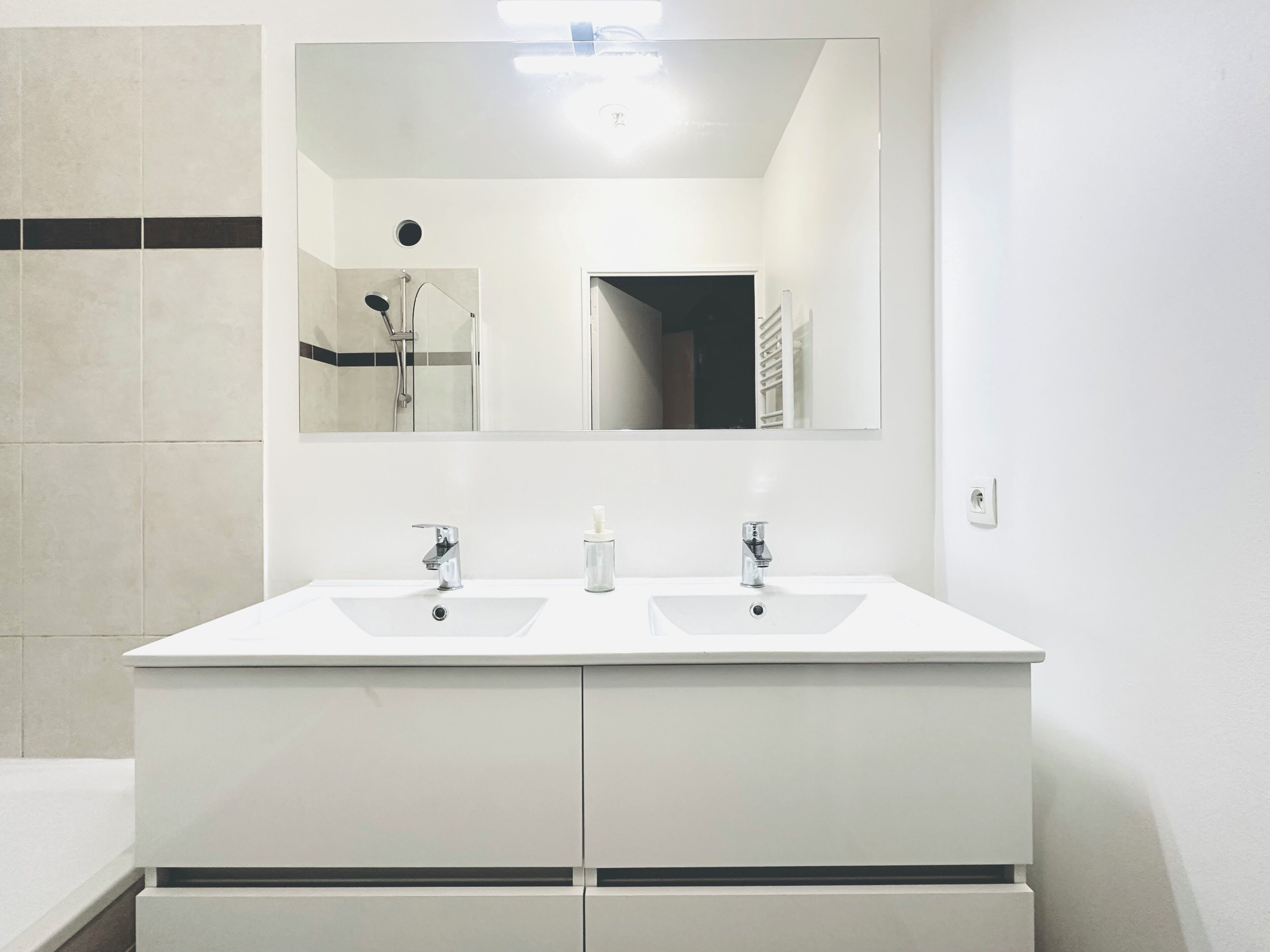 Hårføner, håndklær, såpe og toalettpapir