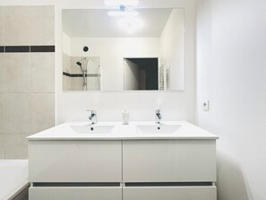 Hårføner, håndklær, såpe og toalettpapir