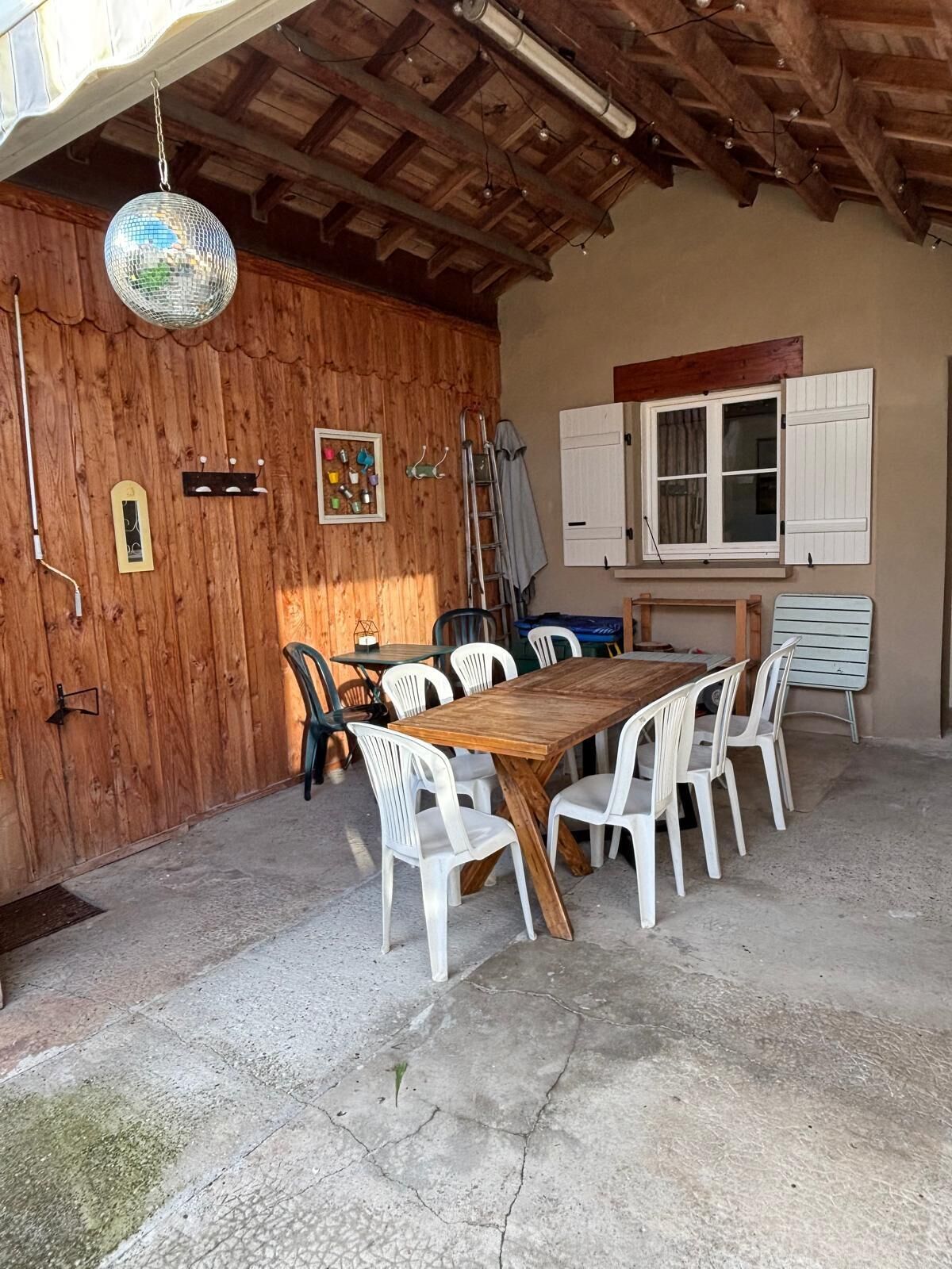 Espace repas sous le préau