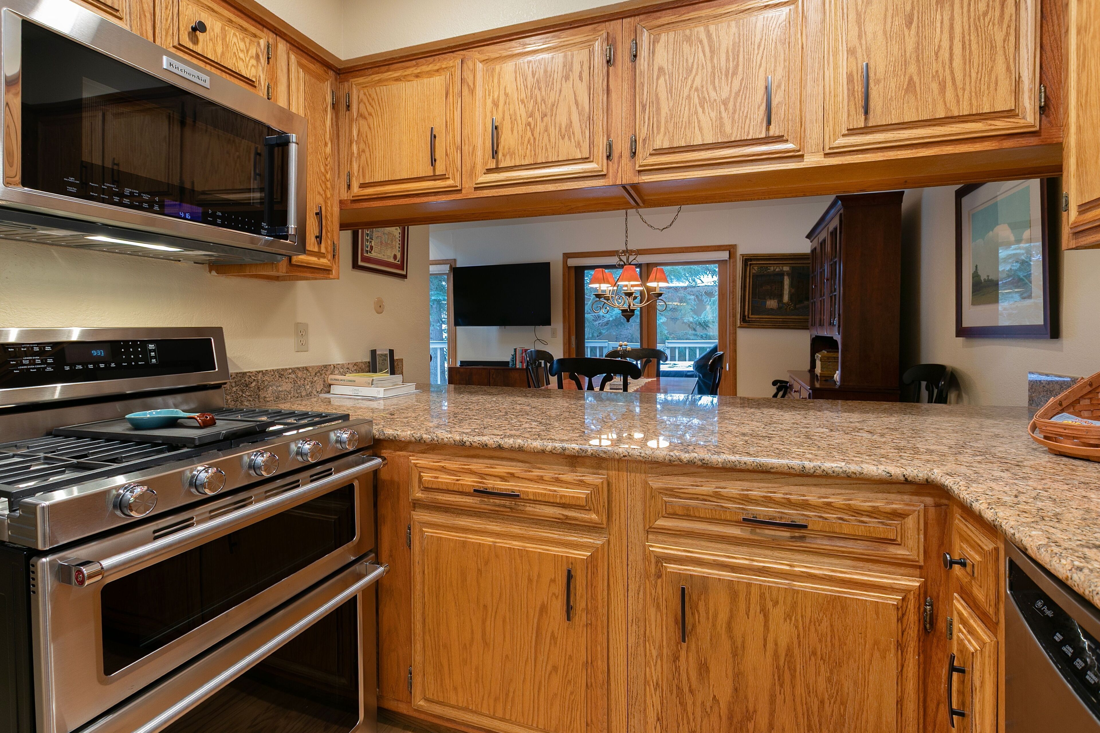 Refrigerador, horno, cafetera/tetera, tostadora