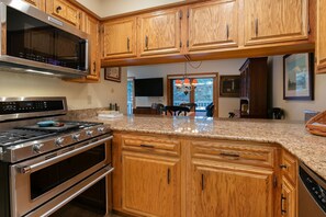 Refrigerador, horno, cafetera/tetera, tostadora