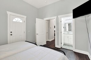 3 chambres, fer et planche à repasser, Wi-Fi, draps fournis