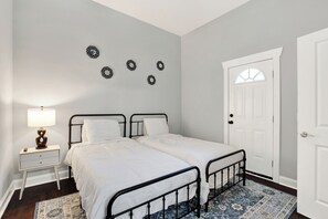 3 habitaciones, tabla de planchar con plancha, wifi y ropa de cama 