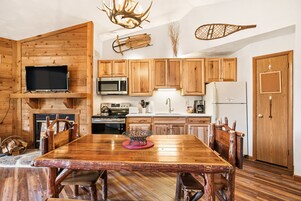 Condo, 1 quarto | Cozinha privada | Geladeira, fogão, cafeteira/chaleira, torradeira