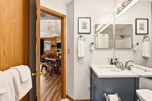 Apartamento, 1 habitación | Baño | Toallas y champú