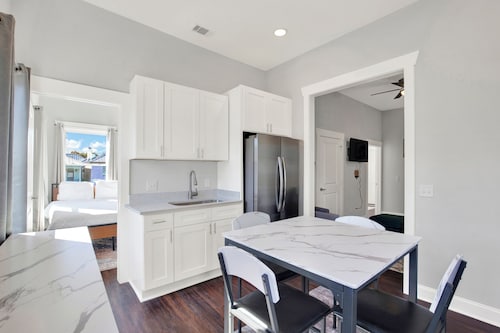 “Prime Jefferson Street Living — Modern Comfort in the Heart of Savannah”