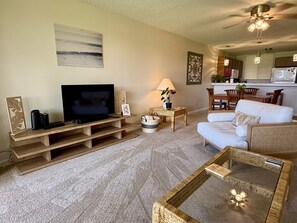 คอนโด, 2 ห้องนอน | บริเวณนั่งเล่น | สมาร์ททีวี