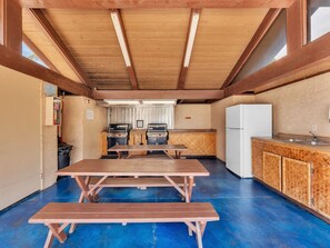 Kondominium, 2 kamar tidur | Tempat makan