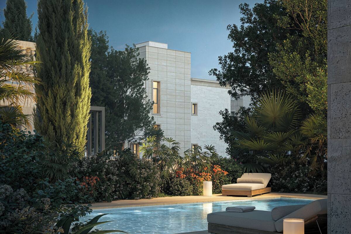 Un espace piscine extérieur moderne, doté d’un canapé intégré et d’un jardin bien entretenu.