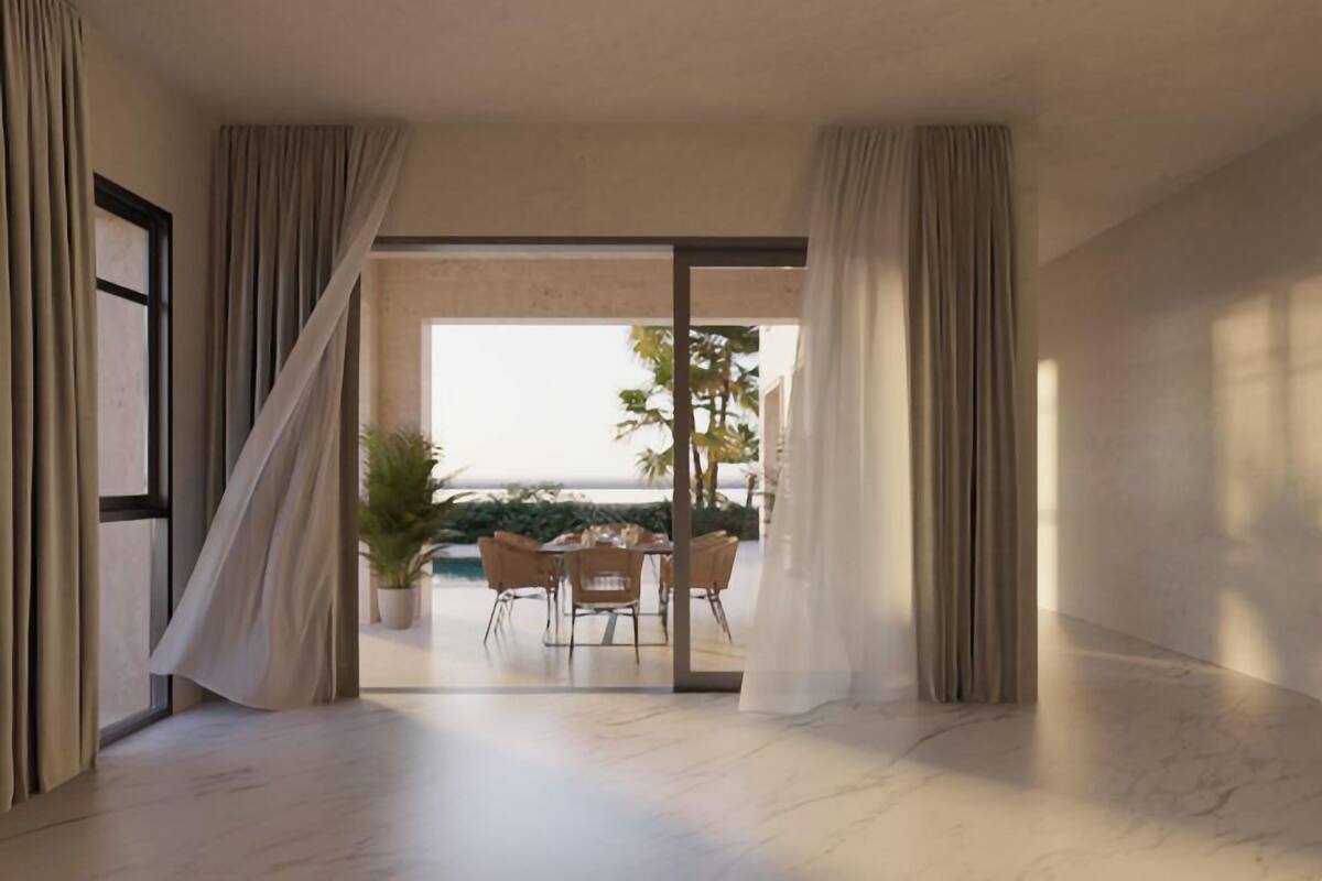 Une pièce spacieuse dotée d’une grande porte-fenêtre coulissante qui donne sur un espace extérieur aménagé avec une vue sur la piscine.