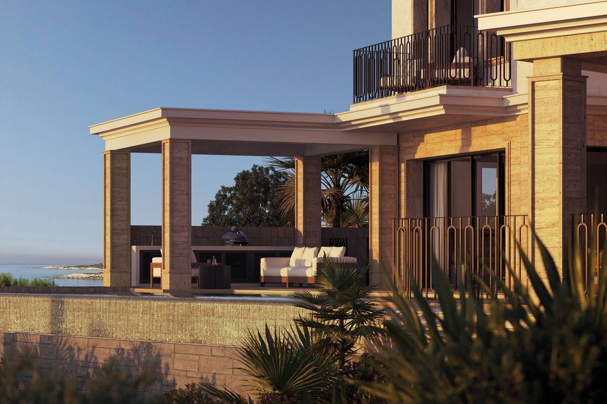 Une maison moderne dotée d’un patio couvert, d’une piscine et offrant une vue sur l’océan.