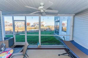 Interior - Bay Breeze Retreat/Beautiful 2 bedroom sleeps 7 (Ocean View)