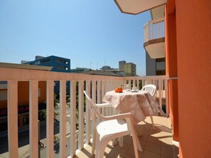 Outdoor dining - Modern flat in the shopping district (Bibione)