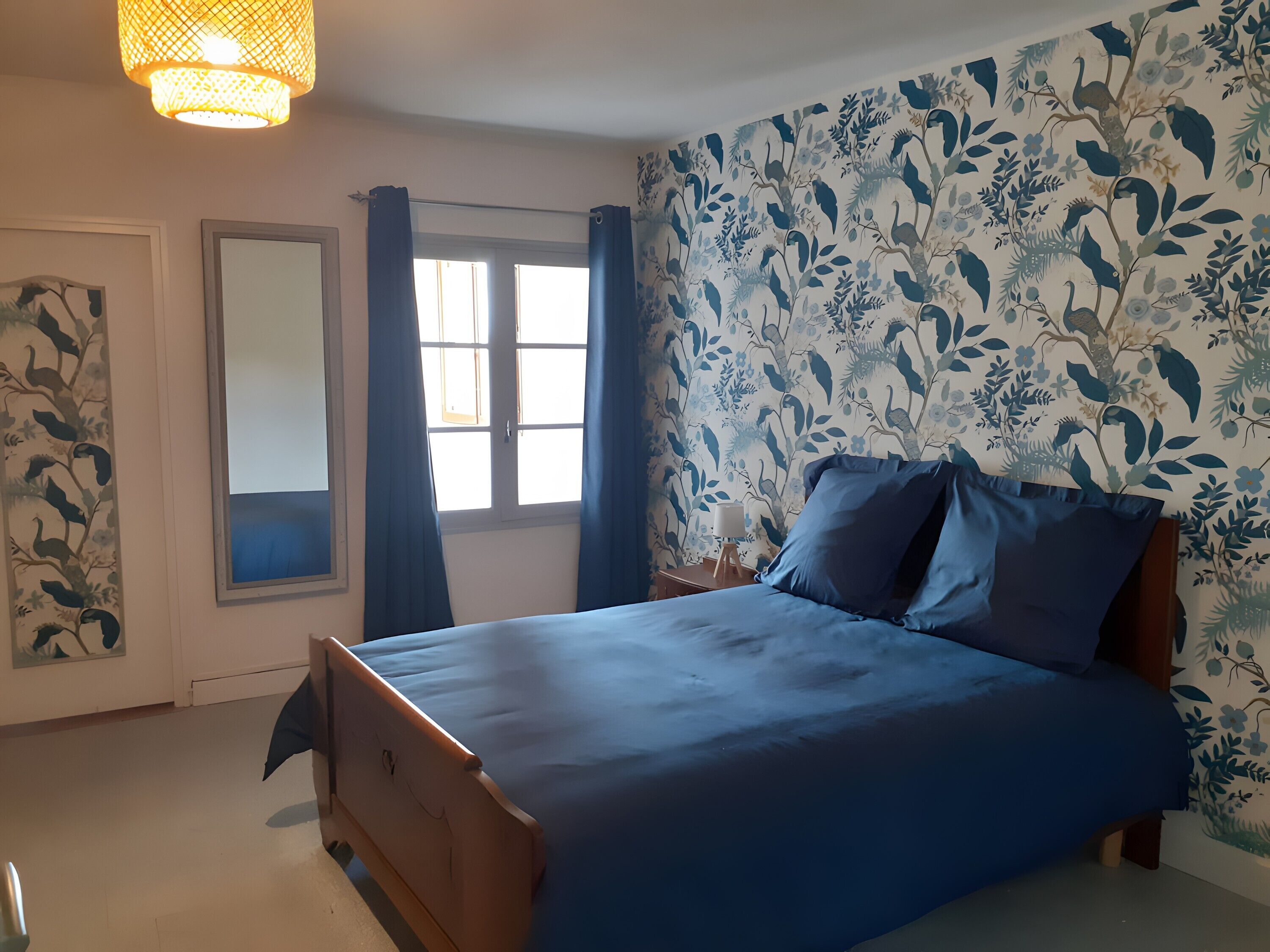 Tabla de planchar con plancha y ropa de cama