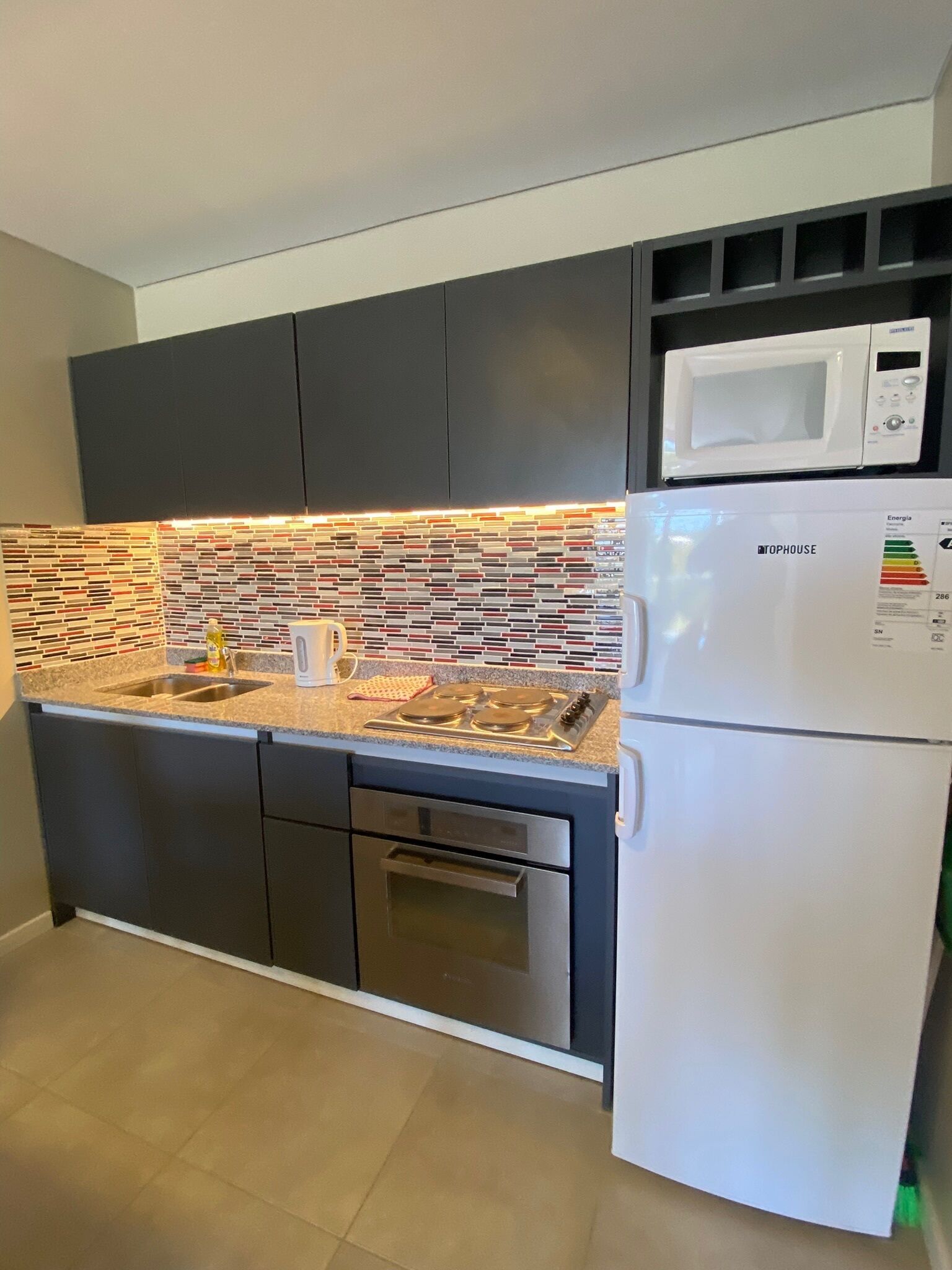 Réfrigérateur, micro-ondes, four, grille-pain