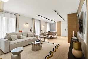 TV - 31.Flat 8 person St Lazare Galerie LaFayette 8ème (Paris)